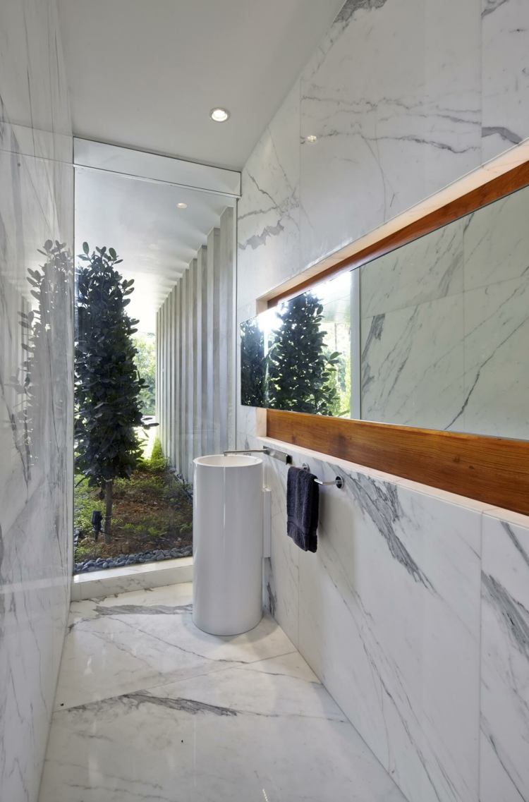 bordsskiva-träd-stam-design-marmor-vit-badrum-design-spegel-trä-accent