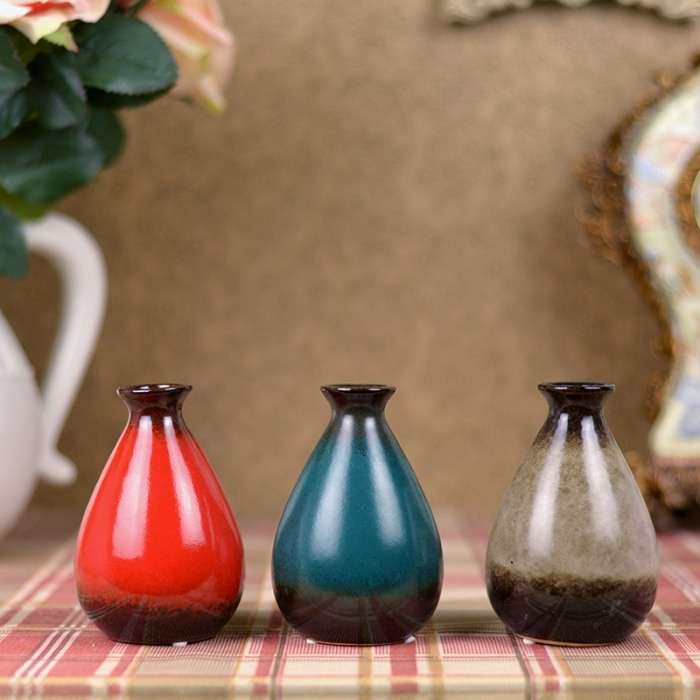 dekorera-med-vaser-utan-blommor-små-keramiska-vaser-uppsättning av tre-färgstarka