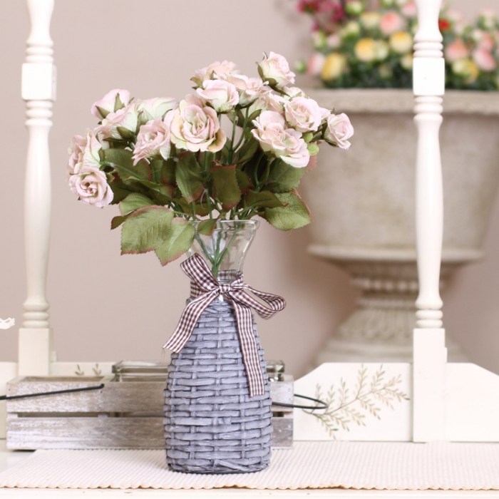 grå-rotting-vas-glas-snittade blommor-rosett-land-stil-dekoration