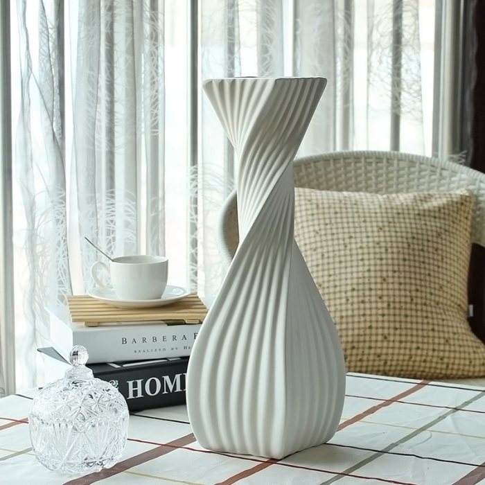 vit-keramik-vas-dubbel-tvinnad-design-original-dekoration-matbord