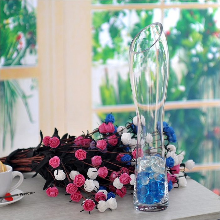 Snittblommor-vardagsrum-dekoration-kristallglas-vas-lutande-öppning