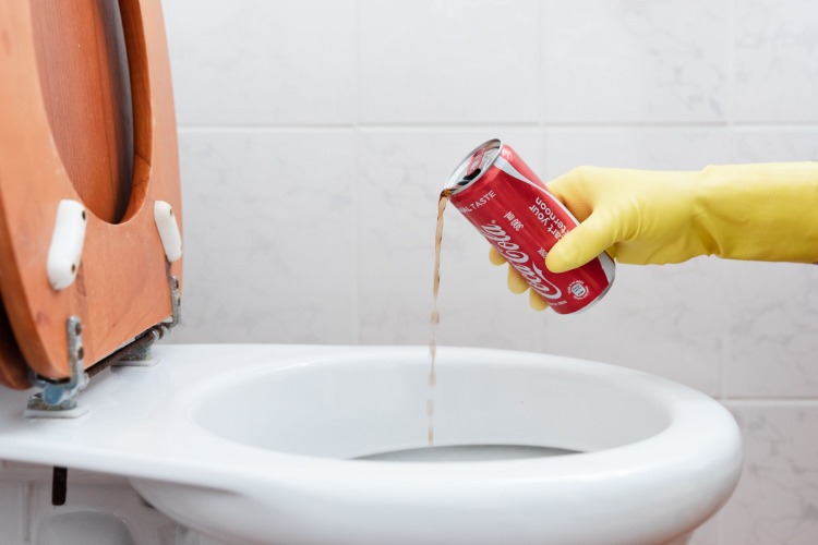 rengör toaletten med cola som ett smart hemmedel mot avlagringar och urinsten