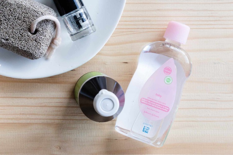Använd pimpsten och babyolja och rengör toaletten