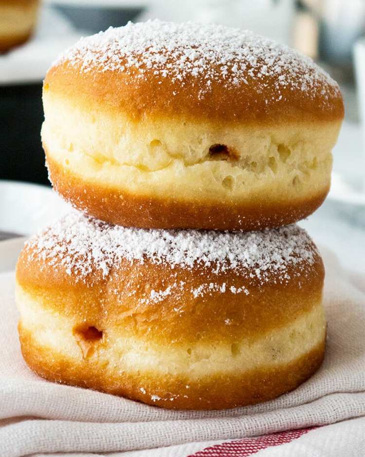 Karnevalsrecept klassisk-jästdeg-sylt-fyllning-strösocker