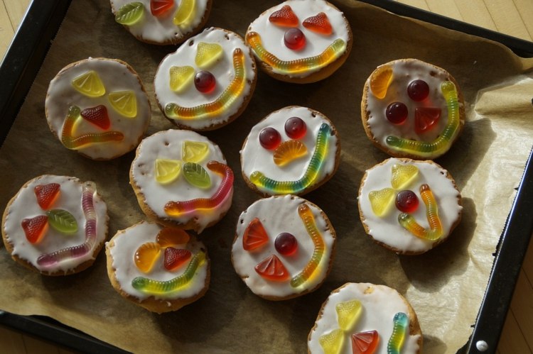 karnevalsrecept berliner-dekorera-ansikten-gummi-godis