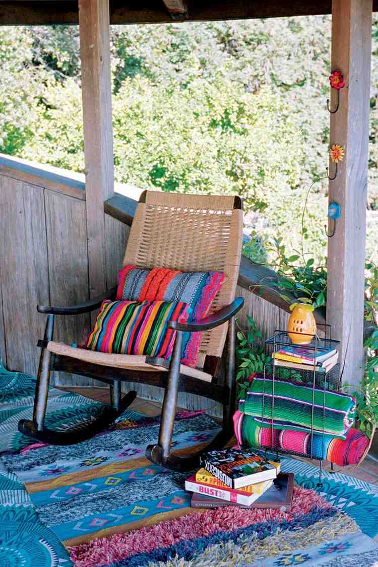 idéer-för-balkong-gungstol-färgglada-textilier-kuddar-sidobord