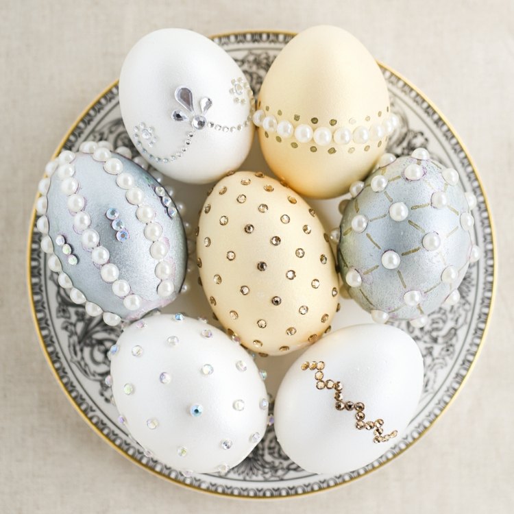Designa ädla ägg till påsk med pärlor eller strass