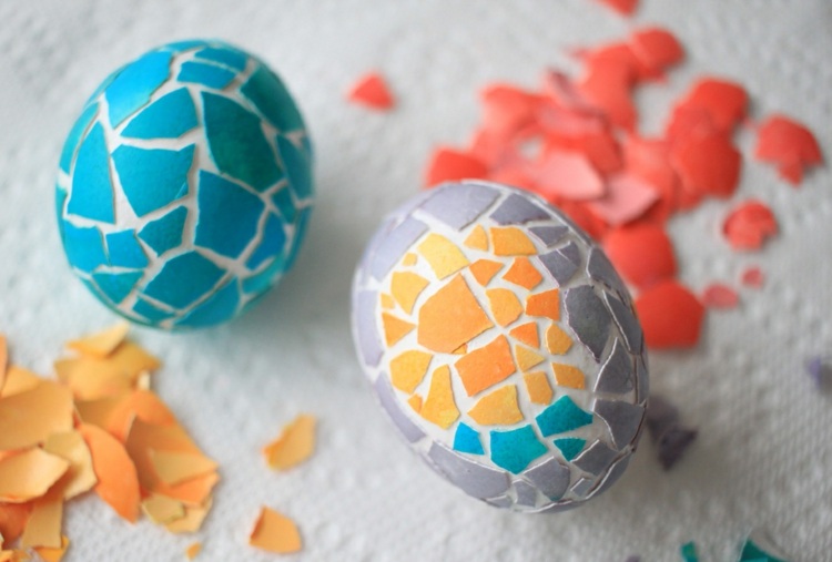 Gör färgglad mosaik för kycklingägg eller plastägg med varmt lim och äggskal
