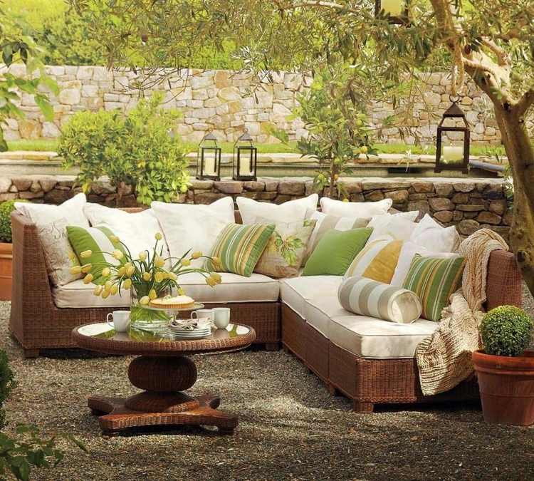 terrass-naturlig-design-brun-poly-rotting-soffa-ram-rund-soffbord-design