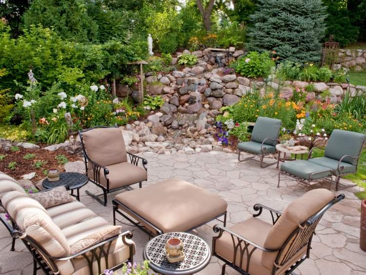 terrass-möbler-smide-järn-underram-kuddar-naturliga-färg-idéer-mysiga sittplatser