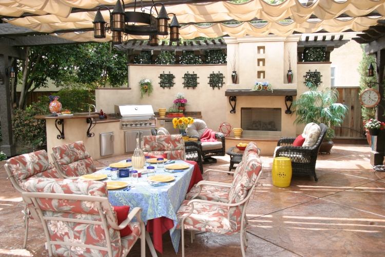 modern-terrass-design-i-stil-i-Toscana-baldakin-tyg-mönster-blommor
