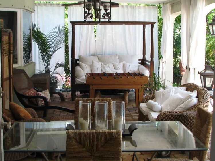 terrass-design-exotisk-look-sekretess-skydd-gardiner-vit-ljuskrona-metall