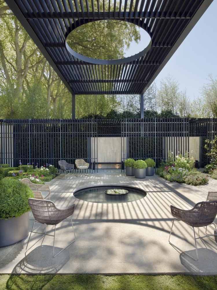 terrass-design-modern-tak-damm-trädgård-stolar-metall-planters