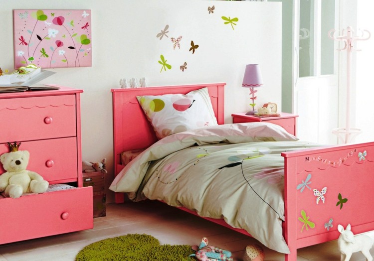 barnrum deco rosa säng fjärilar färgglada byrå gröna sängmattor