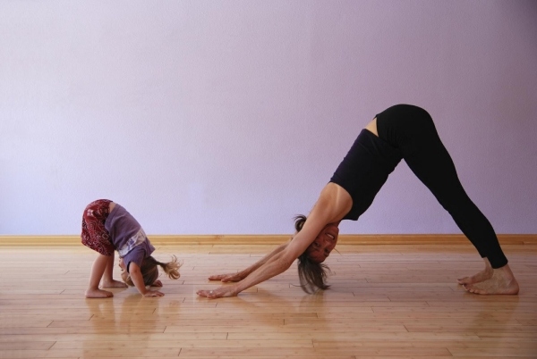 yogaövningar lilla dotter lär sig utföra pose tillsammans