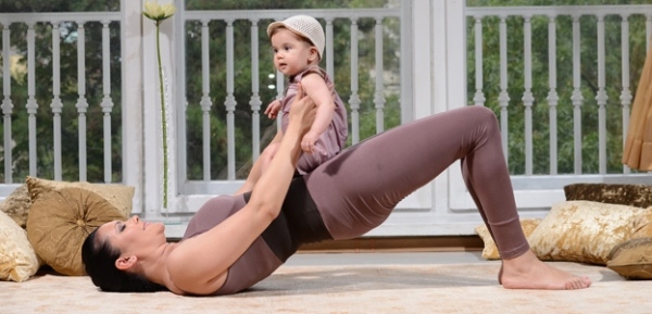 Yogaövningar också med baby som böjer sig uppåt
