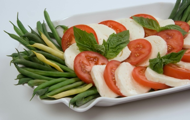 hälsosam sallad tomater bönor mozzarella basilika