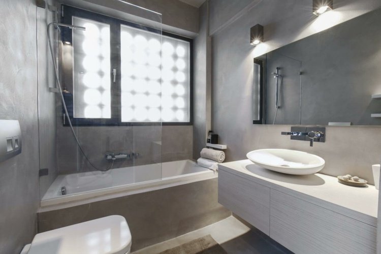 ljudinredning-betong-look-badrum-dusch-spegel-stor