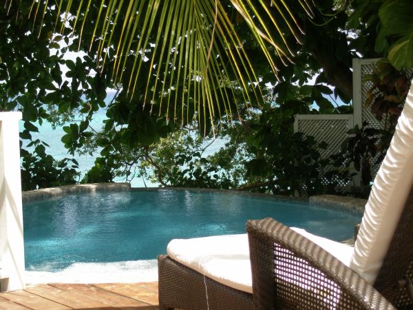 Lounge terrass palmer trädgård bubbelpool pool rotting utemöbler Jamaica Inn