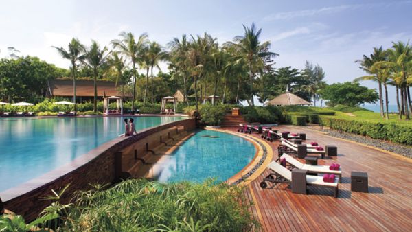 Poolområde design trädäck solstolar Thailand Phulay-Bay solterrass