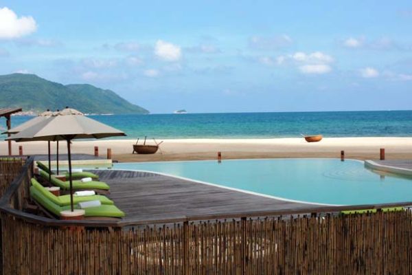 Strandvilla soldäck fin sandstrand bambu sekretess skärm lyx Vietnam resort