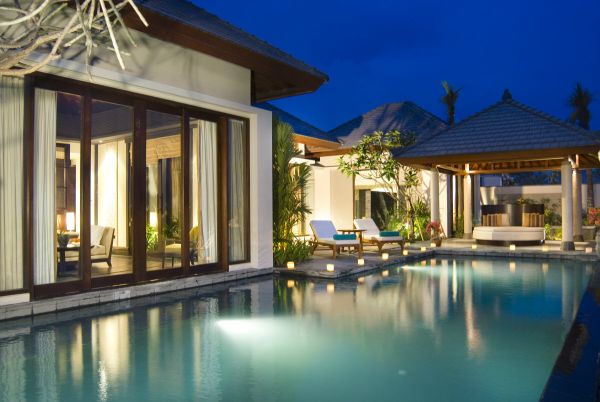 Luxury Resort Hotel Pools Banyantree Ungasan-Bali Nattbelysning Solstolar Däck