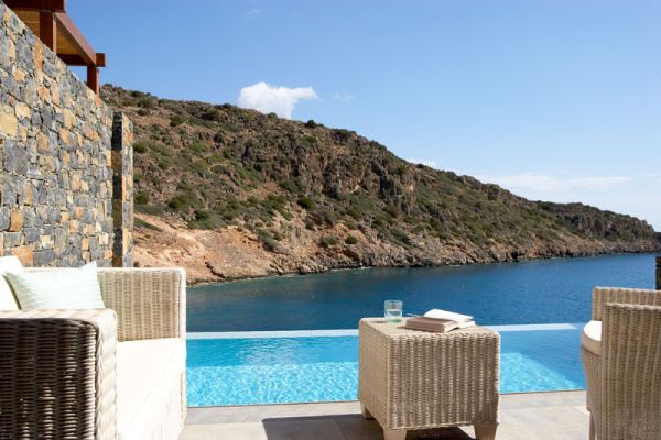 Kreta hotell faciliteter moderna infinity pool visa turkosblått vatten