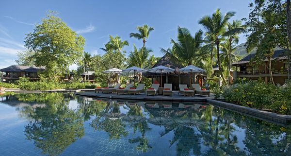 Palmträdgård pool däck Constance-Ephelia Resort lyxiga Seychellerna solstolar parasoller
