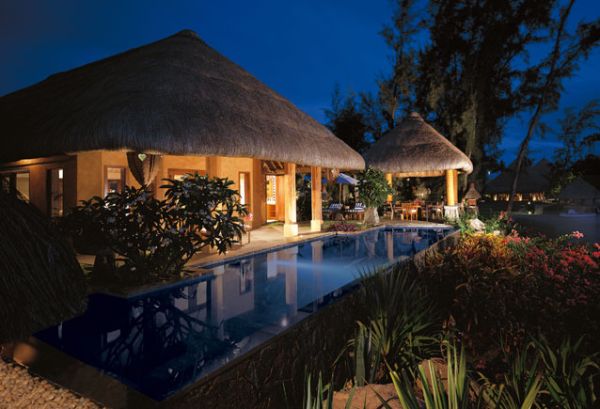 Traditionell villaarkitektur Pool Däckbelysning