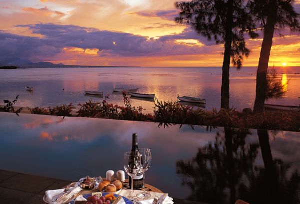 Lyxig resortdesign med solnedgång-infinity-pool-Oberoi Mauritius