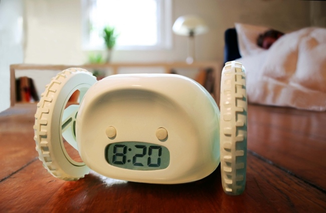 Klockren kreativ väckarklocka rullar av högteknologisk idé