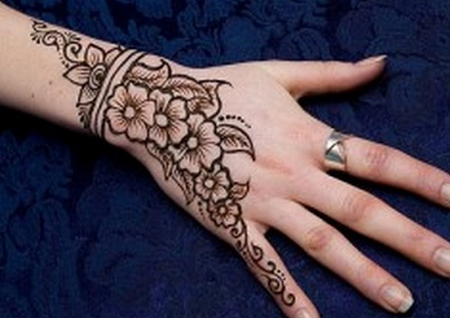 Kukkakuvioinen rannekoru Mehndi Design