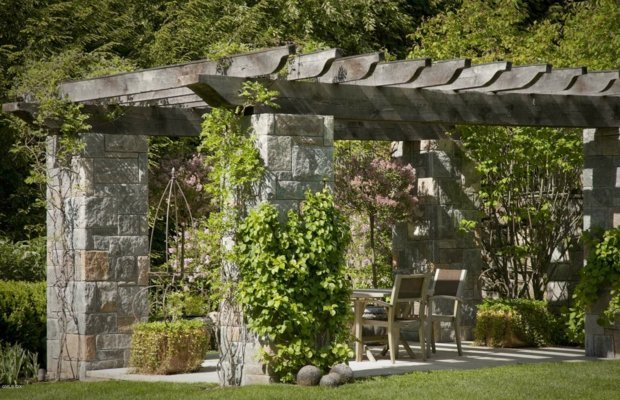 Sittgrupp i trädgården murgröna pergola trä sten