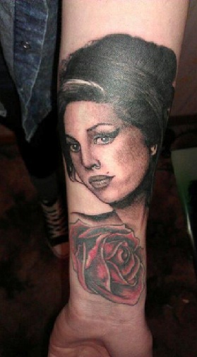 Amy Winehouse με ένα τατουάζ τριαντάφυλλο