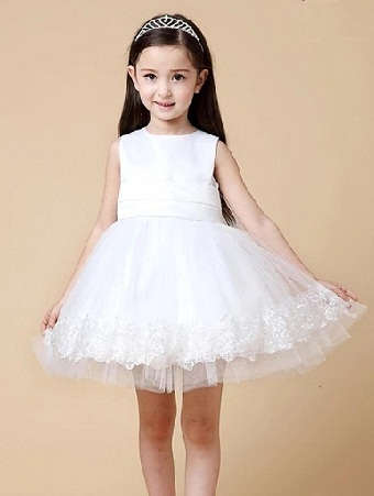 Λευκό σατέν και δαντελένιο φόρεμα