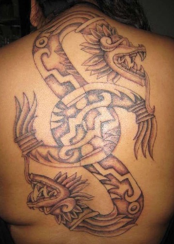 Τολμηρό και έντονο τατουάζ δράκων Αζτέκων