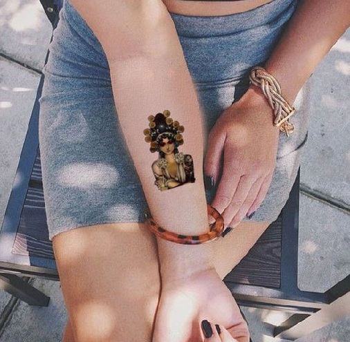 Γυναίκα με μικρό τατουάζ Αζτέκων
