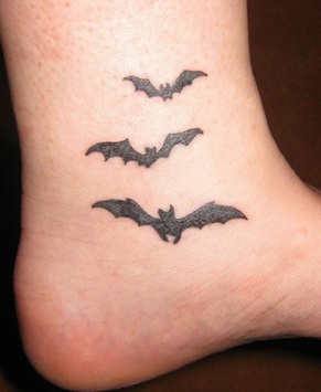 Yksinkertainen ja söpö bat tatuointi