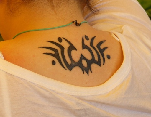 Abstrakti bat -tatuointisuunnittelu