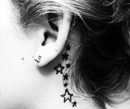 Σύμβολο αστεριού πίσω από το τατουάζ του αυτιού σας