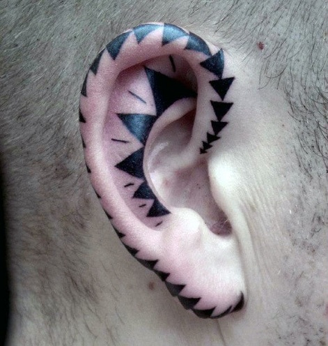 Μαύρο τρίγωνο συμβολικό τατουάζ αυτιών