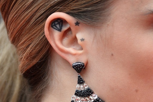 Αστέρι με διαμάντι μοτίβο αυτί τατουάζ