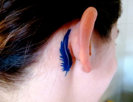 Φτερό μοτίβο στο τατουάζ αυτιών