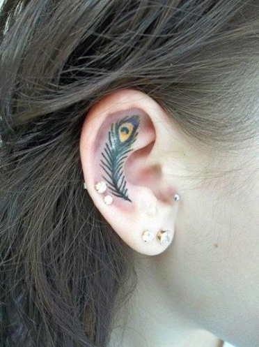 Τατουάζ αυτιών με φτερό παγωνιού