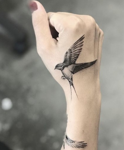 Τολμηρή και μοντέρνα ιδέα τατουάζ Sparrow