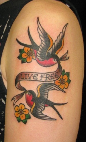 Τολμηρό τατουάζ Sparrow με ένα μήνυμα