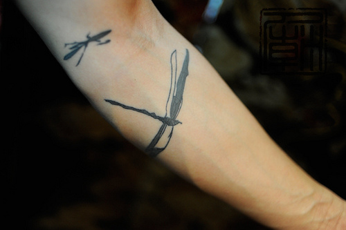 Τατουάζ Dragonfly στο μπράτσο
