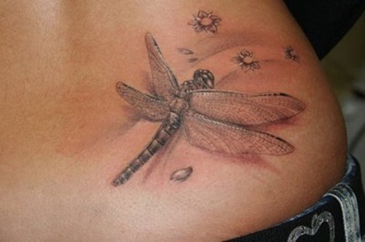 Realistinen Dragonfly Tattoo