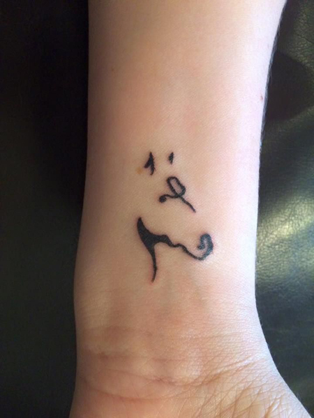 Μικρό τατουάζ αλόγου στον καρπό