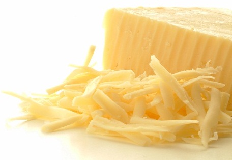 Terveellinen ruoka lapsille Raastettu Cheddar -juusto lohkolla